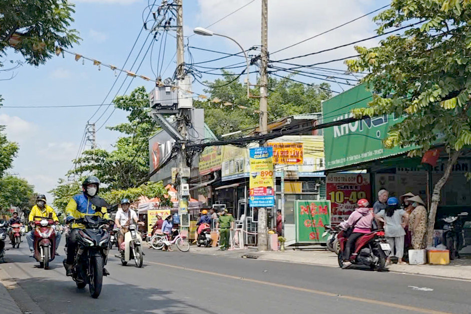 Công an có mặt phong tỏa, khám nghiệm hiện trường. Ảnh: C.A.