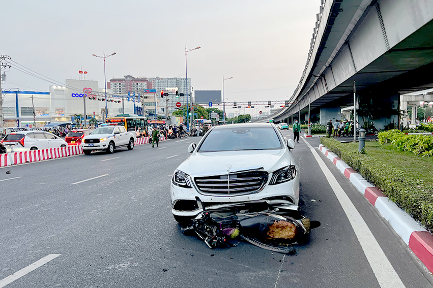 Một xe máy bị ô tô kéo lê trên đường. Ảnh: C.A.