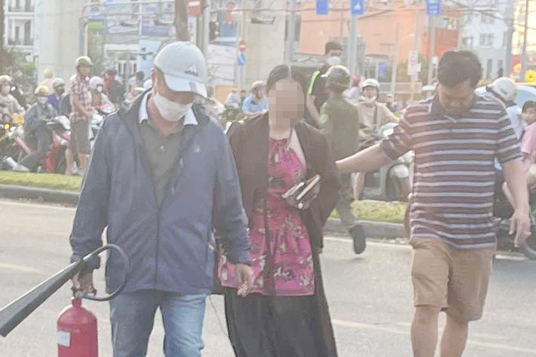 Nguyễn Thị Thanh Ngọc rời khỏi ô tô sau tai nạn. Ảnh: C.A.