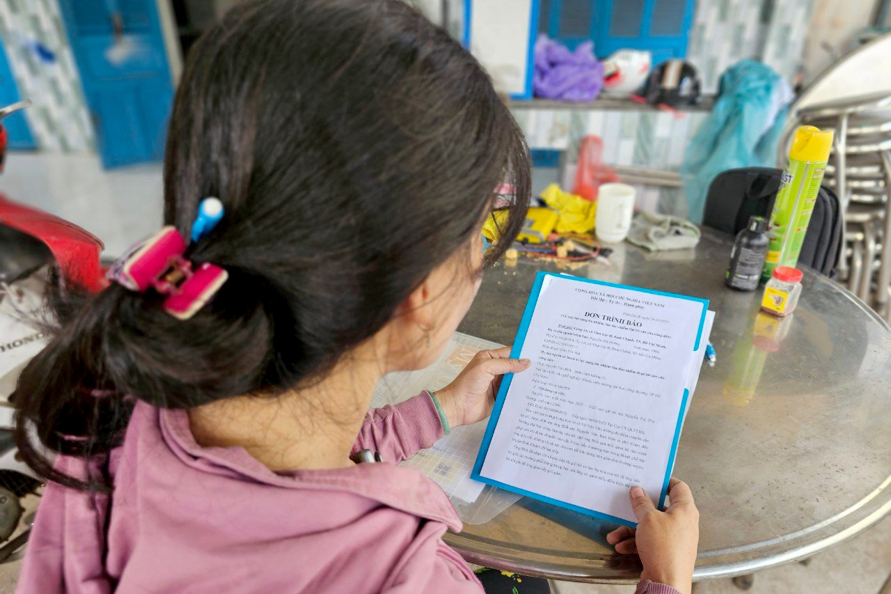 Con gái của bà H phải tạm nghỉ học một năm vì hết hạn nộp hồ sơ vào Trung tâm giáo dục thường xuyên huyện Bình Chánh. Ảnh: A.X.