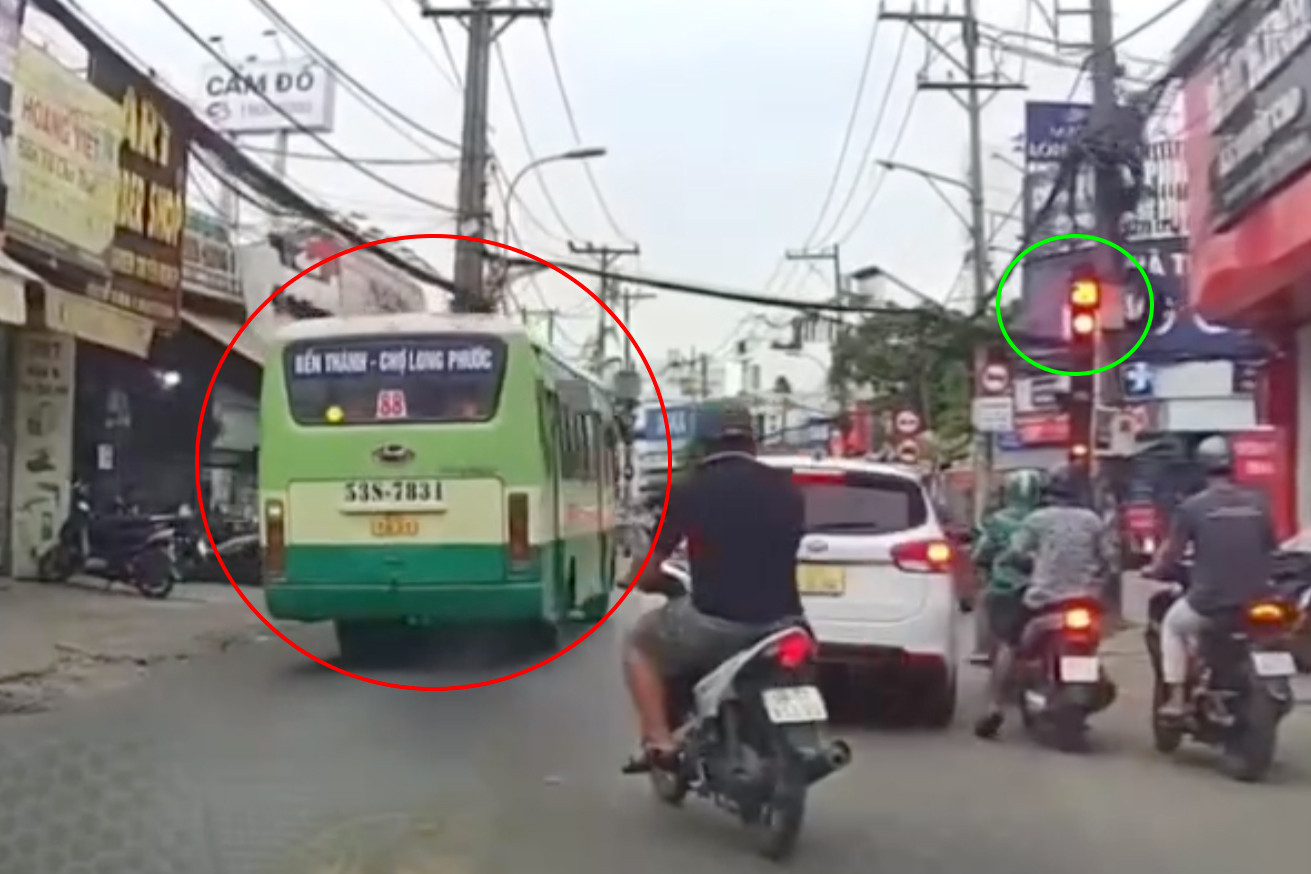 Camera ghi lại cảnh xe buýt vượt đèn đỏ. Ảnh cắt từ clip. Camera ghi lại cảnh xe buýt vượt đèn đỏ. Ảnh cắt từ clip.