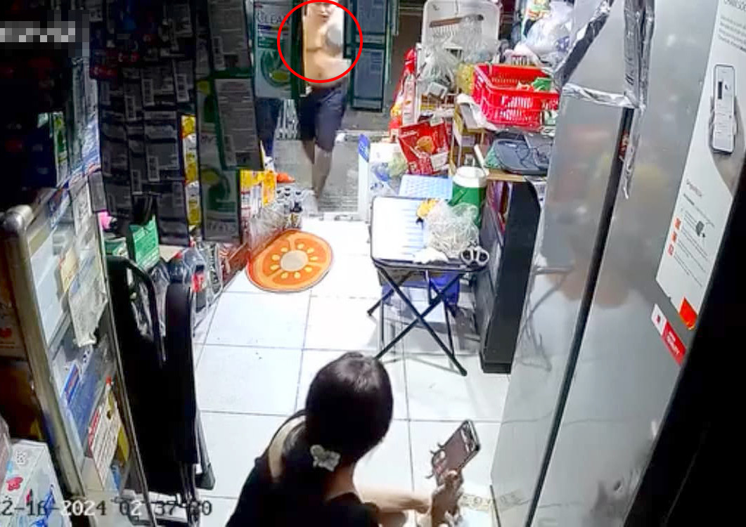 Người đàn ông xăm trổ đánh đập chủ tiệm tạp hóa ở quận Tân Phú. Ảnh cắt từ clip.