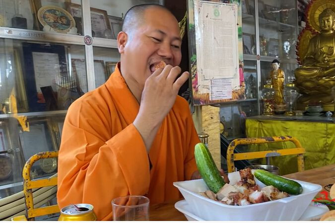 Ông Phúc mặc y phục của nhà chùa và ăn đồ mặn gây phản cảm. Ảnh: A.X. Ông Phúc mặc y phục của nhà chùa và ăn đồ mặn gây phản cảm. Ảnh: A.X.