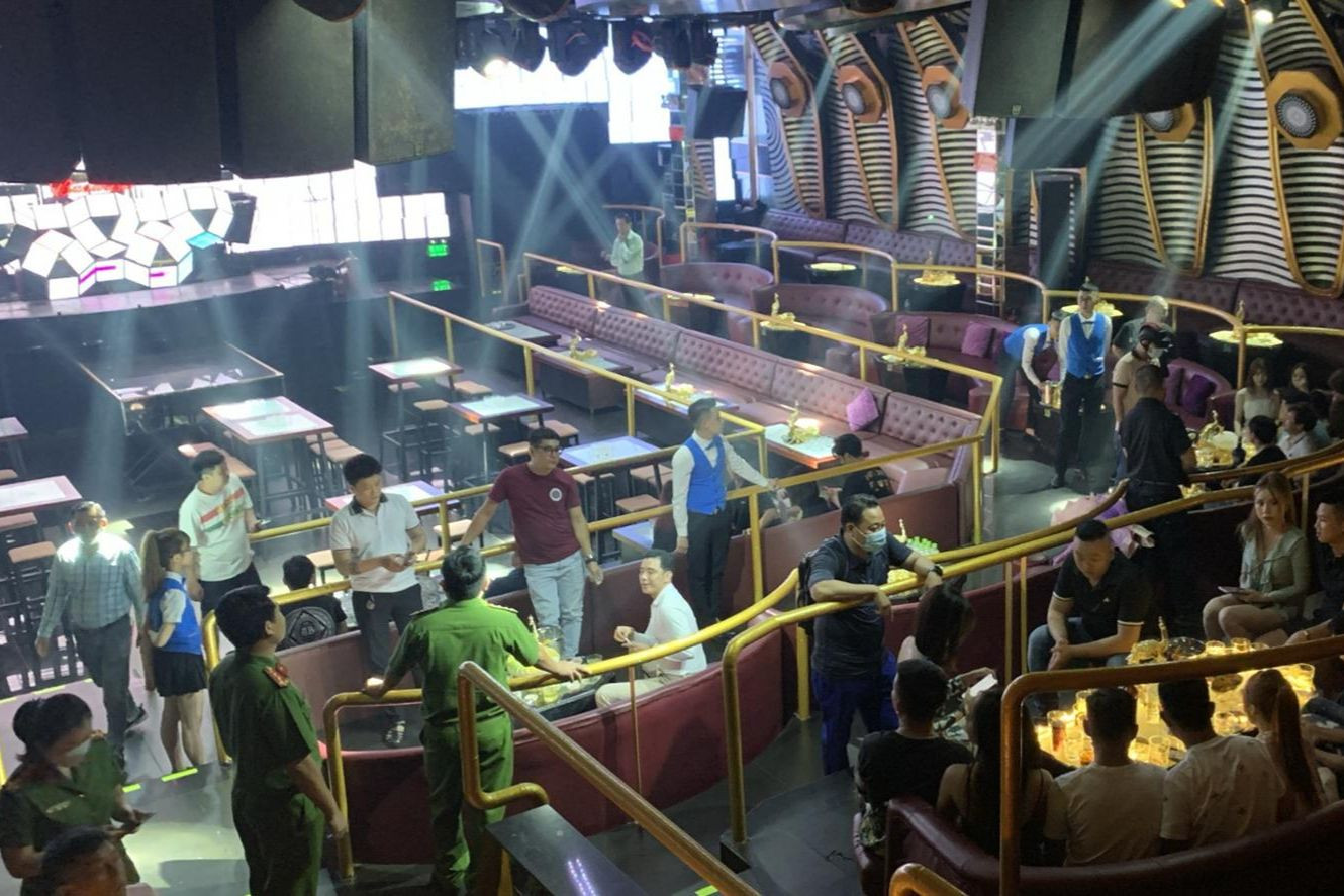 Lực lượng chức năng có mặt kiểm tra quán bar ở quận 3. Lực lượng chức năng có mặt kiểm tra quán bar ở quận 3.