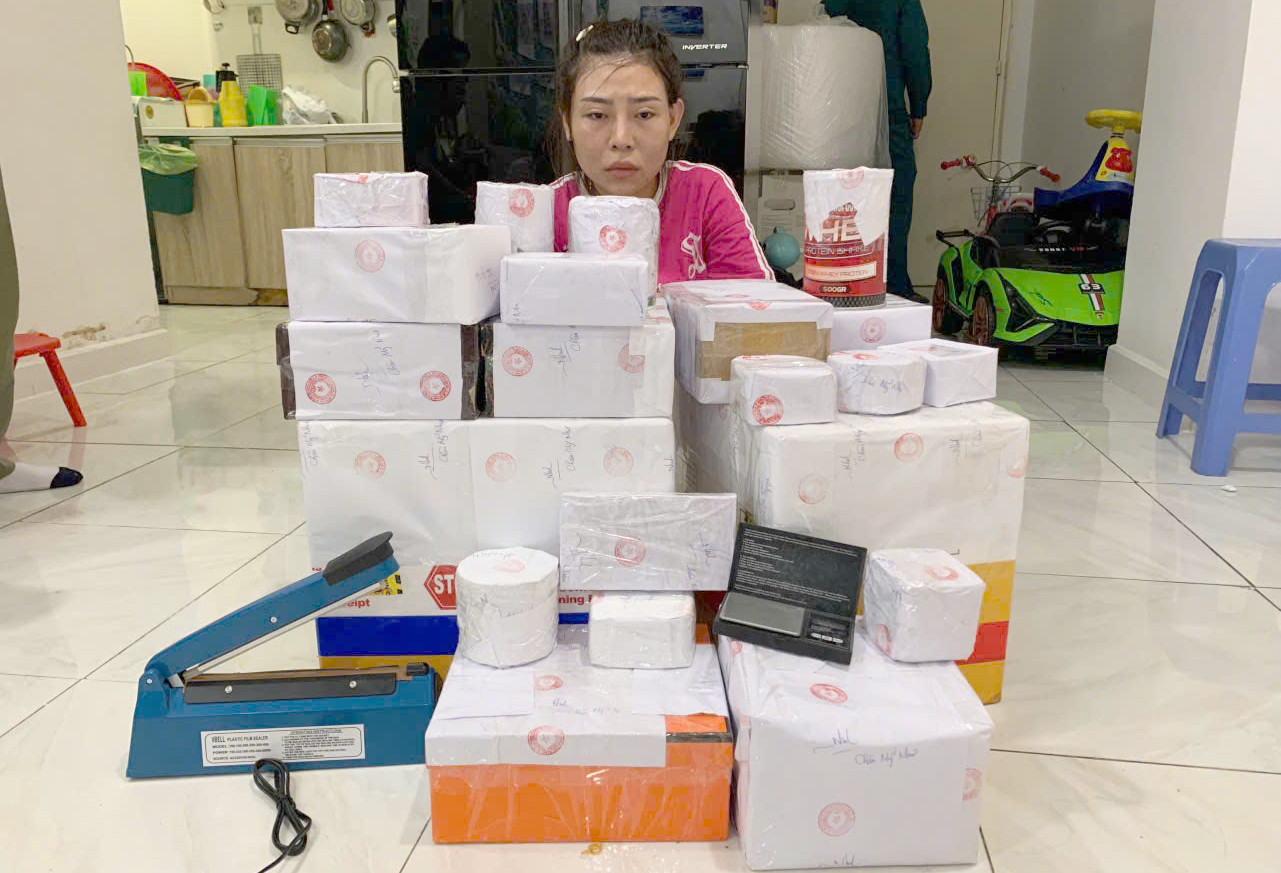 Đối tượng Châu Mỹ Như cùng với tang vật. Ảnh: Công an cung cấp.