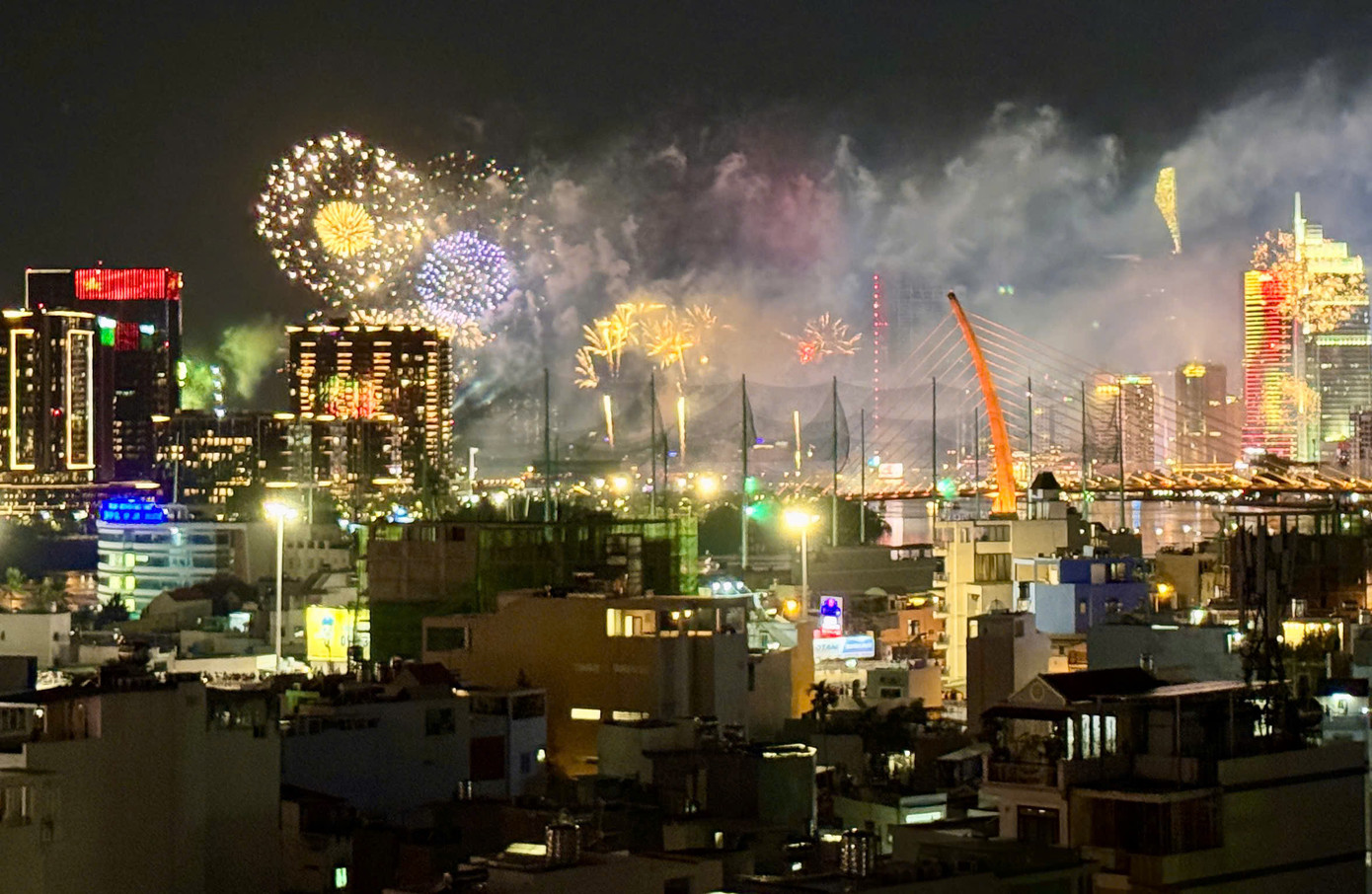 Nức lòng 'đại tiệc' pháo hoa mừng 50 năm thống nhất đất nước ảnh 33