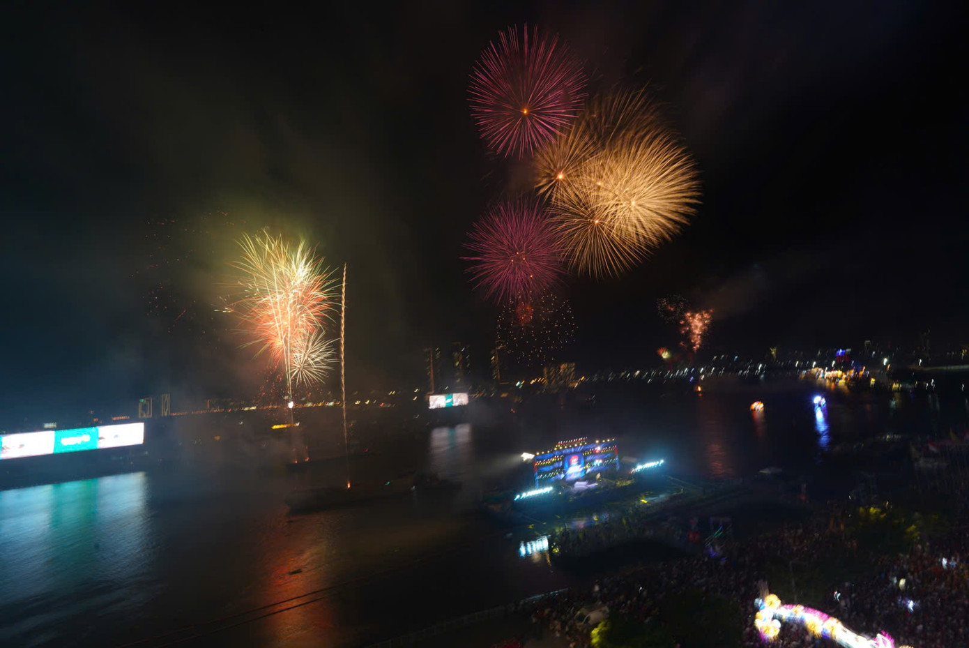 Nức lòng 'đại tiệc' pháo hoa mừng 50 năm thống nhất đất nước ảnh 35