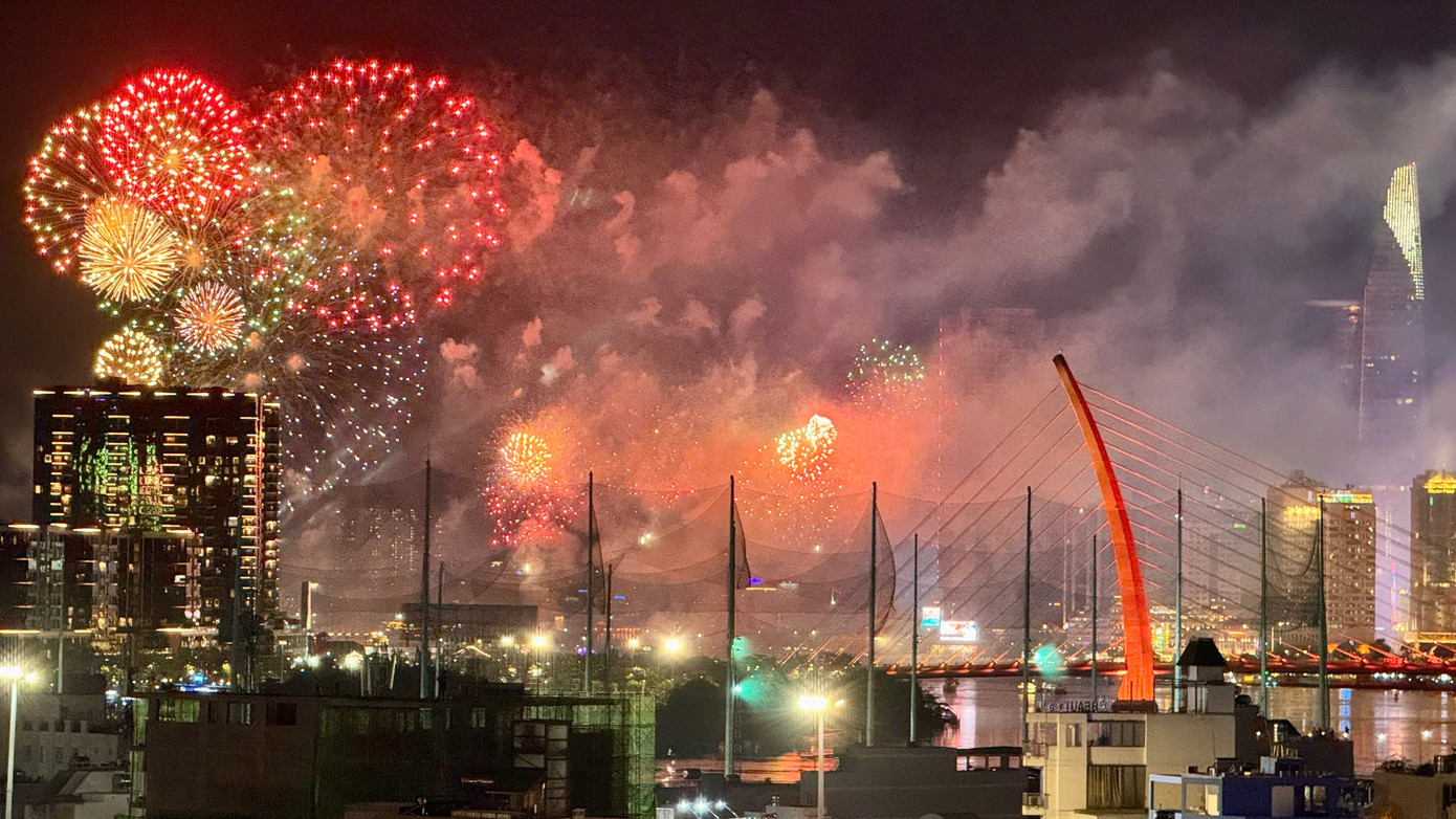 Nức lòng 'đại tiệc' pháo hoa mừng 50 năm thống nhất đất nước ảnh 34