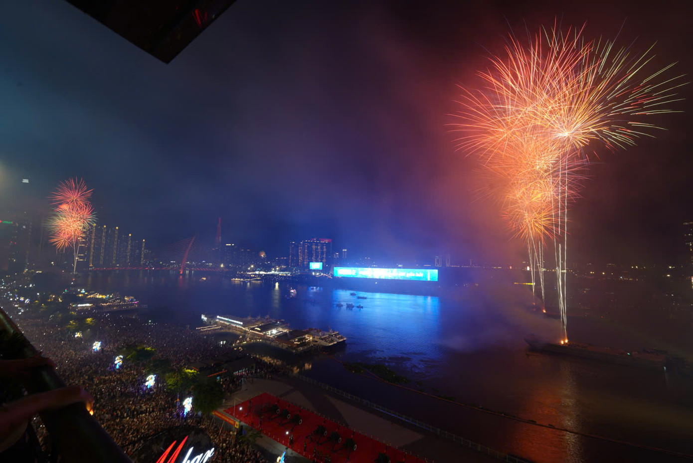 Nức lòng 'đại tiệc' pháo hoa mừng 50 năm thống nhất đất nước ảnh 36