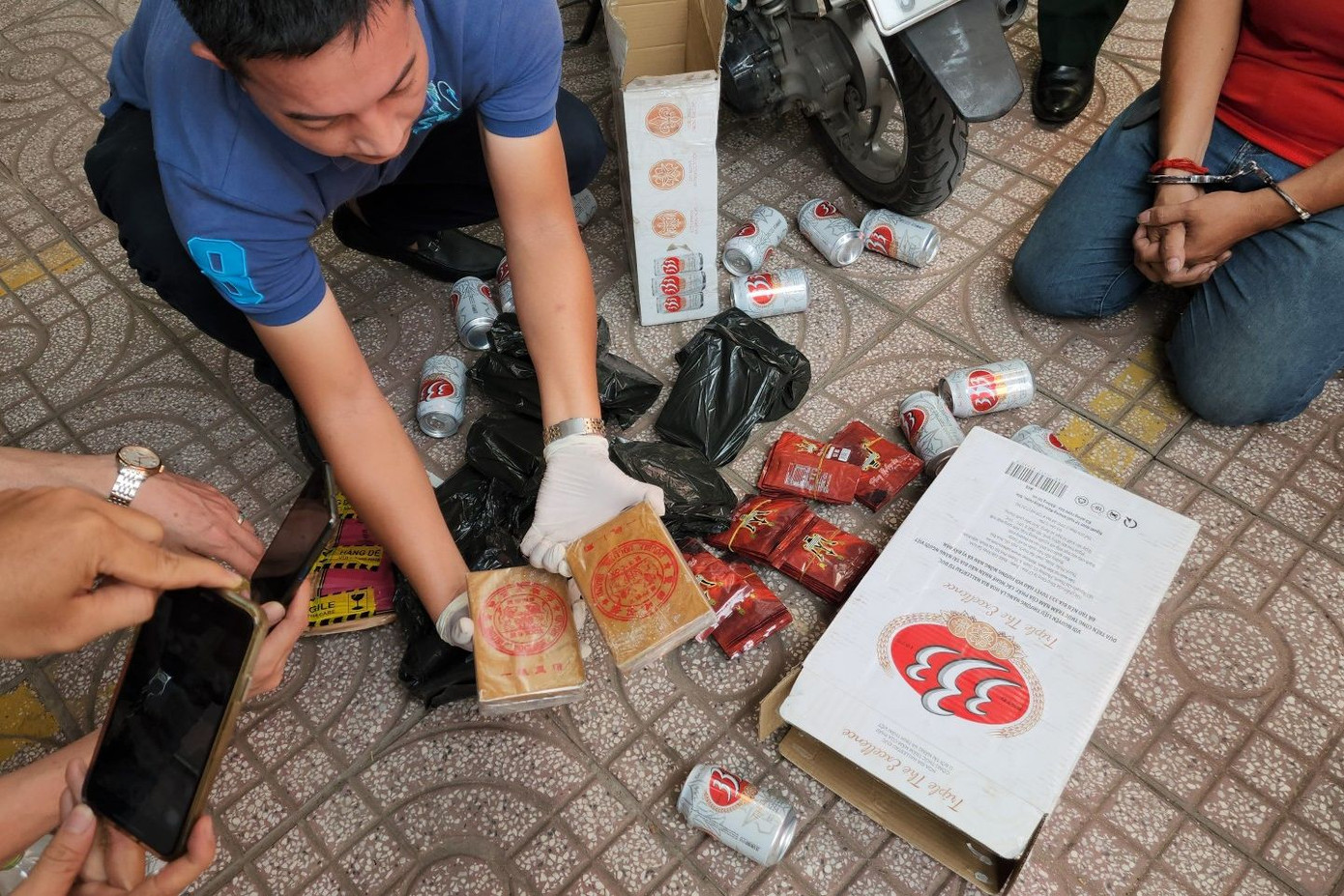 Ma túy ngụy trang trong các loại hàng hóa để vận chuyển từ Campuchia về Việt Nam. Ảnh: Công an cung cấp.