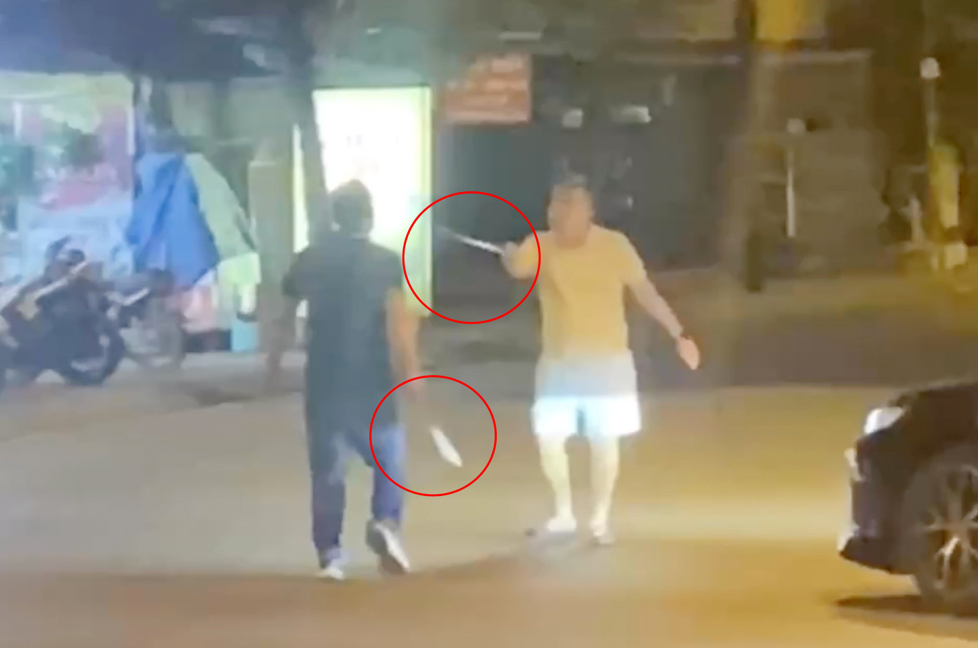 Hình ảnh ông Thái và ông Quý cầm hung khí dọa chém nhau trên đường. Ảnh cắt từ clip. Hình ảnh ông Thái và ông Quý cầm hung khí dọa chém nhau trên đường. Ảnh cắt từ clip.