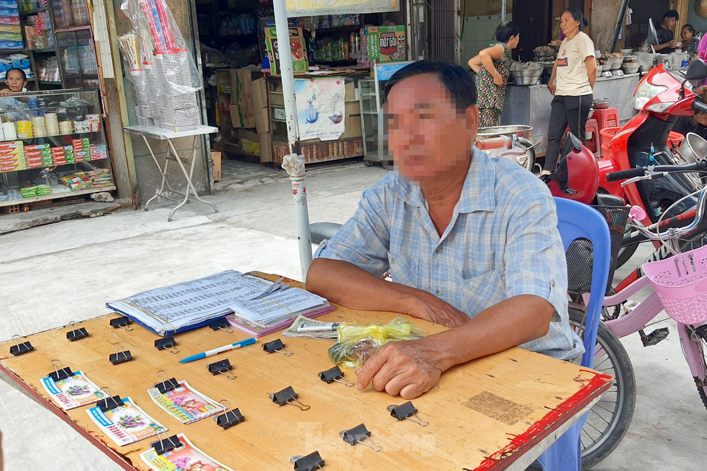Ông Thành kể lại giây phút bị thanh niên ngáo đá rượt chém. Ảnh: Hoàng Thuận.