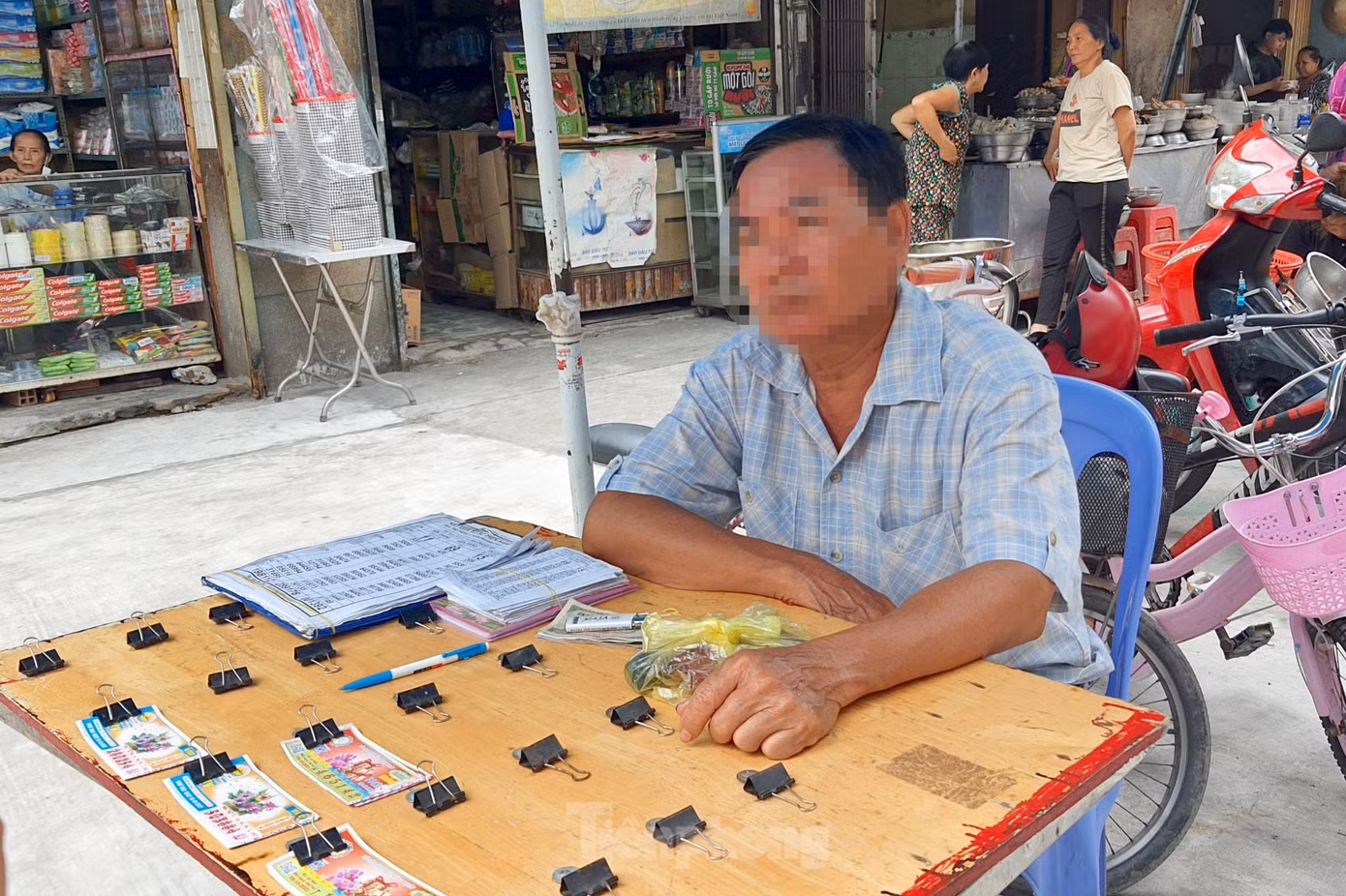 Ông Thành kể lại giây phút bị thanh niên ngáo đá rượt chém. Ảnh: Hoàng Thuận.