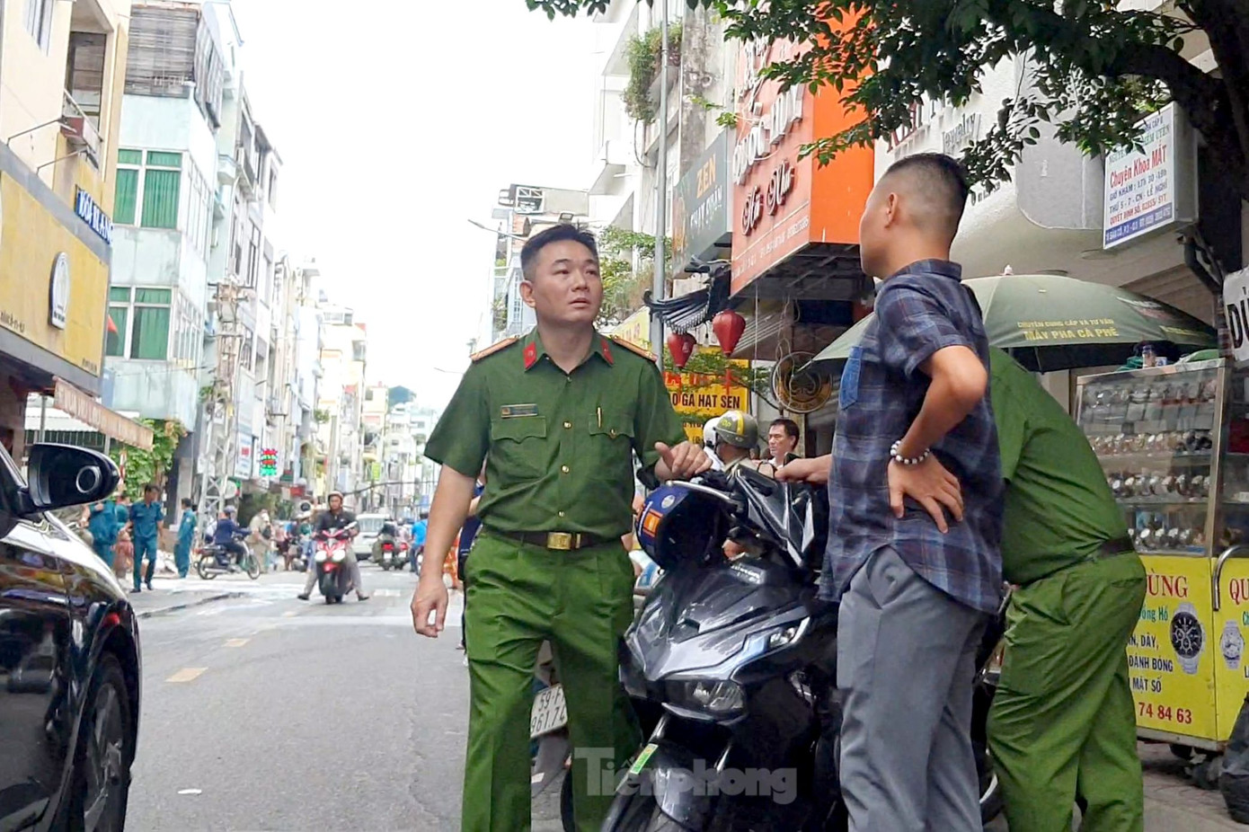 Lực lượng công an bảo vệ hiện trường xảy ra vụ việc. Ảnh: Hoàng Thuận.