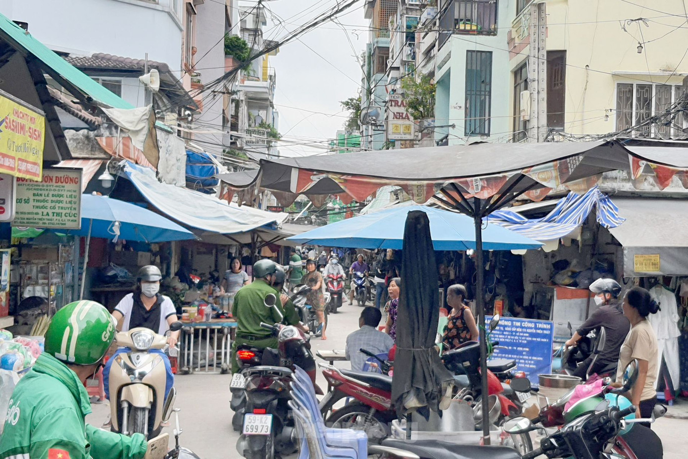 Lực lượng công an có mặt tại chợ Bàn Cờ để thu thập thông tin. Ảnh: Hoàng Thuận.