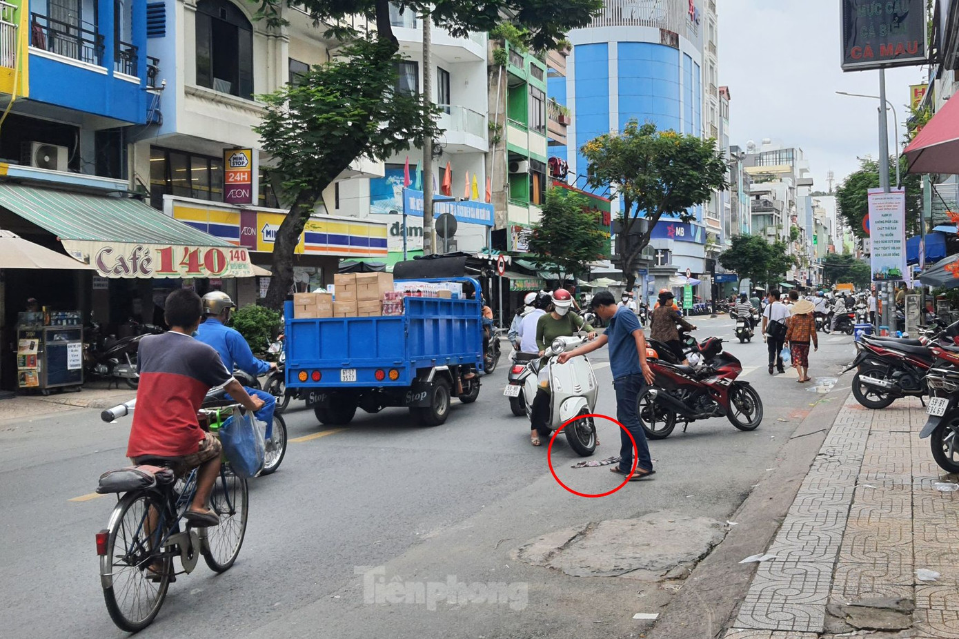 Lực lượng chức năng bảo vệ chiếc áo (khoanh tròn đỏ) nghi của nam thanh niên làm rơi trên đường. Ảnh: Hoàng Thuận.
