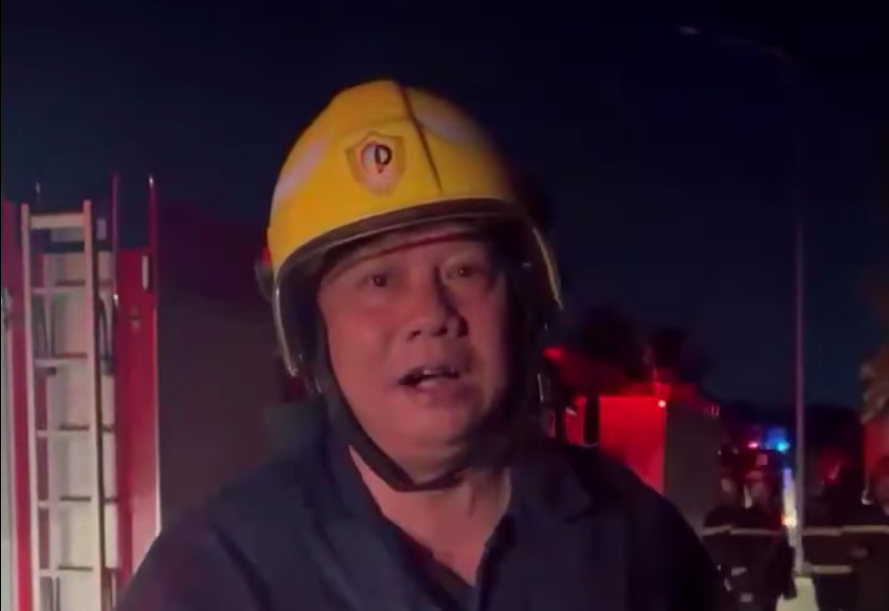 Thượng tá Đỗ Văn Kháng trấn an người dân trong chung cư.