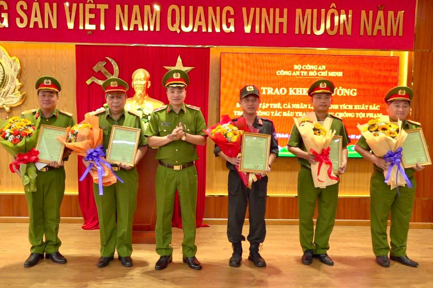 Thiếu tướng Mai Hoàng trao thư khen cho các tập thể, cá nhân xuất sắc của ban chuyên án. Ảnh: Công an TPHCM. Thiếu tướng Mai Hoàng trao thư khen cho các tập thể, cá nhân xuất sắc của ban chuyên án. Ảnh: Công an TPHCM.