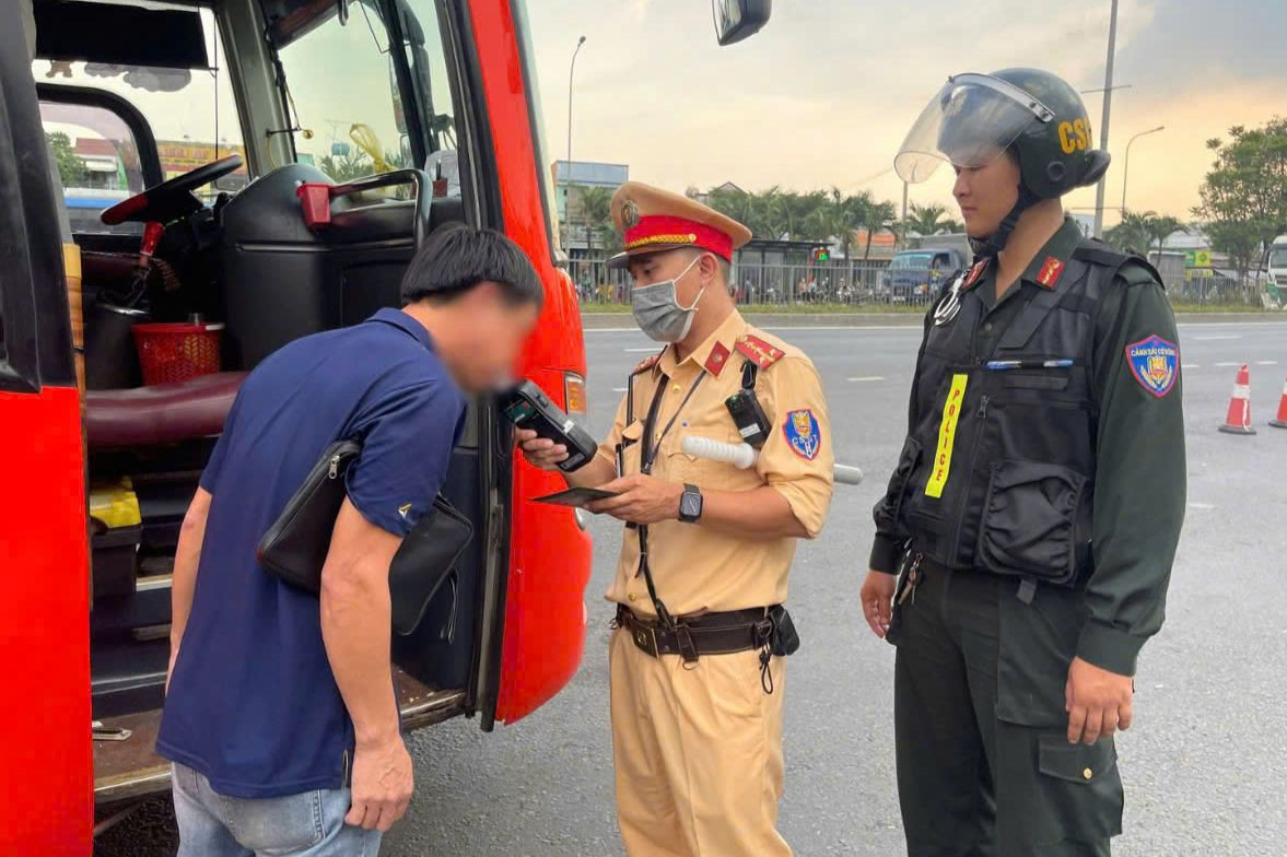 Lực lượng CSGT kiểm tra nồng độ cồn đối với tài xế xe khách. Ảnh: PC08.
