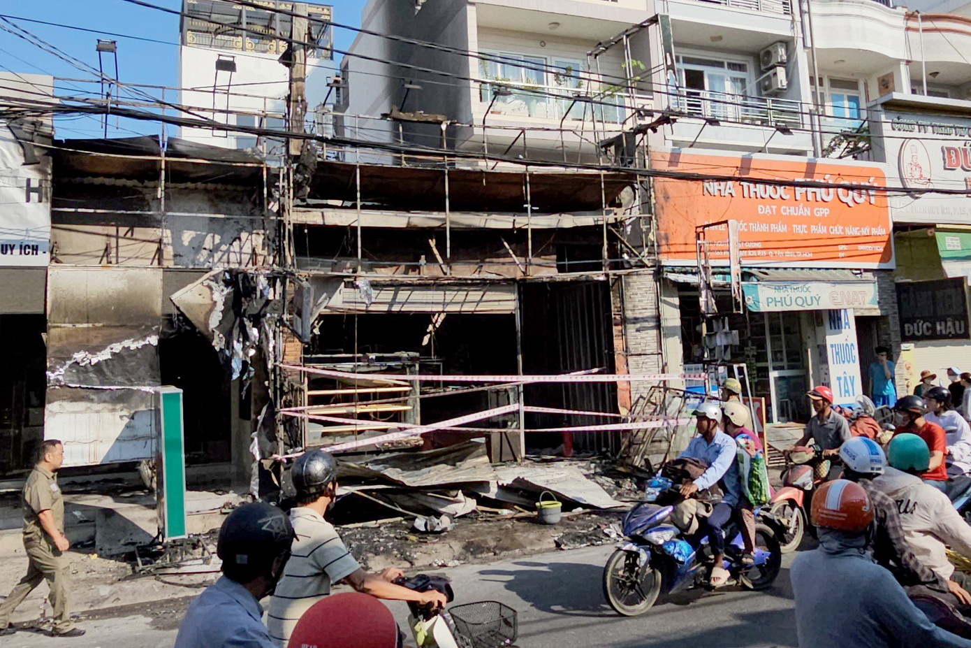 Hiện trường vụ cháy được căng dây phong tỏa.