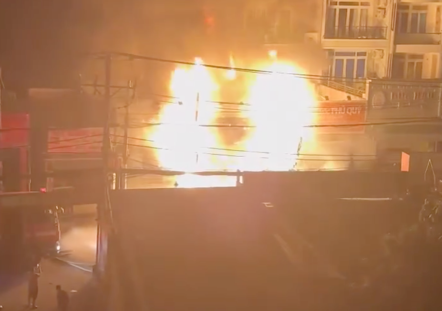 Lửa bao trùm tiệm bánh. Ảnh cắt từ clip.