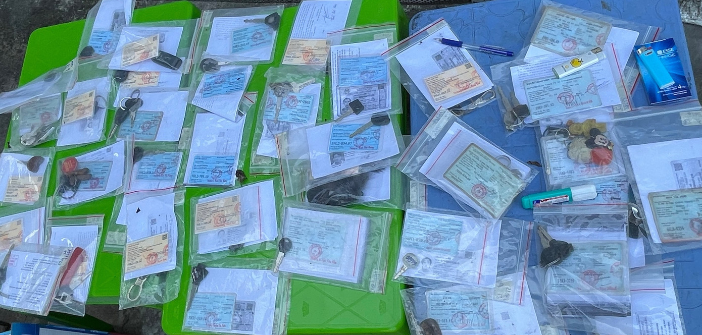Giấy tờ và chìa khóa của các xe gian. Ảnh: Công an cung cấp.