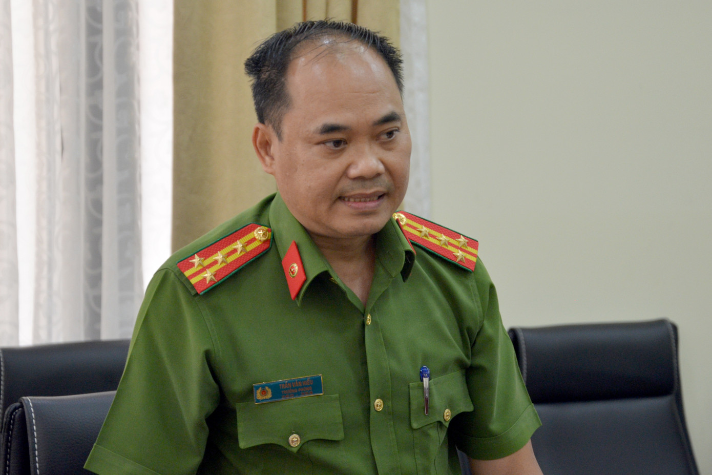 Đại tá Trần Văn Hiếu khi còn làm Trưởng Phòng PC02, tại cuộc họp báo về vụ án mạng xảy ra tại huyện Nhà Bè vào tháng 8/2022. Ảnh: Hoàng Thuận. Đại tá Trần Văn Hiếu khi còn làm Trưởng Phòng PC02, tại cuộc họp báo về vụ án mạng xảy ra tại huyện Nhà Bè vào tháng 8/2022. Ảnh: Hoàng Thuận.