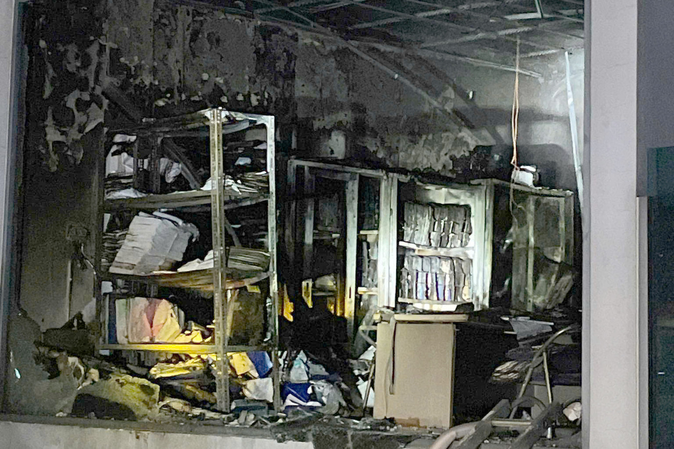 Nhiều tài sản bên trong nhà mẫu bị cháy. Ảnh: C.A.