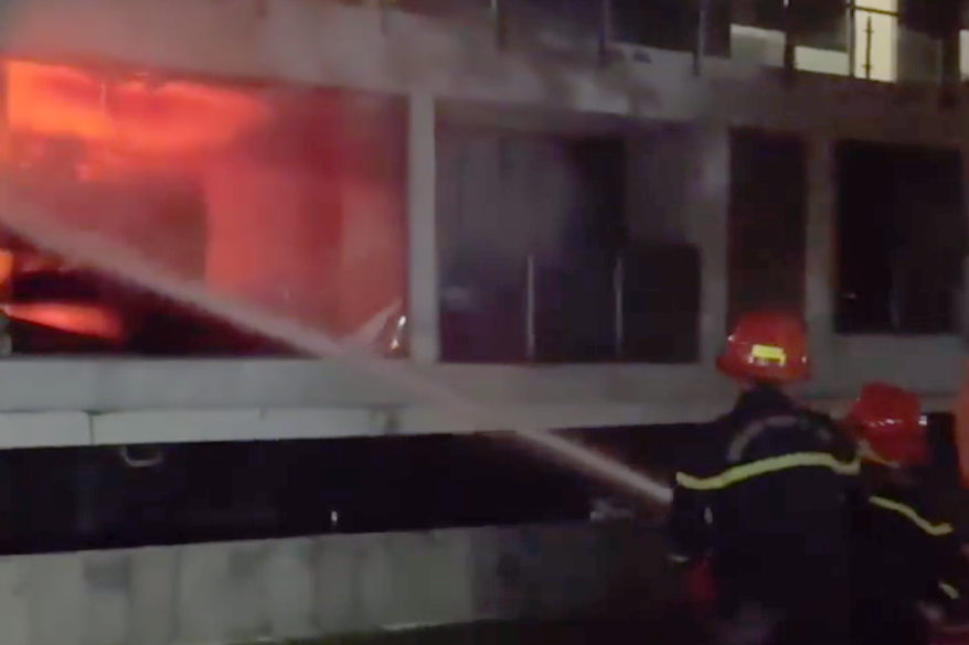 Lính cứu hỏa phun nước dập lửa. Ảnh: C.A.