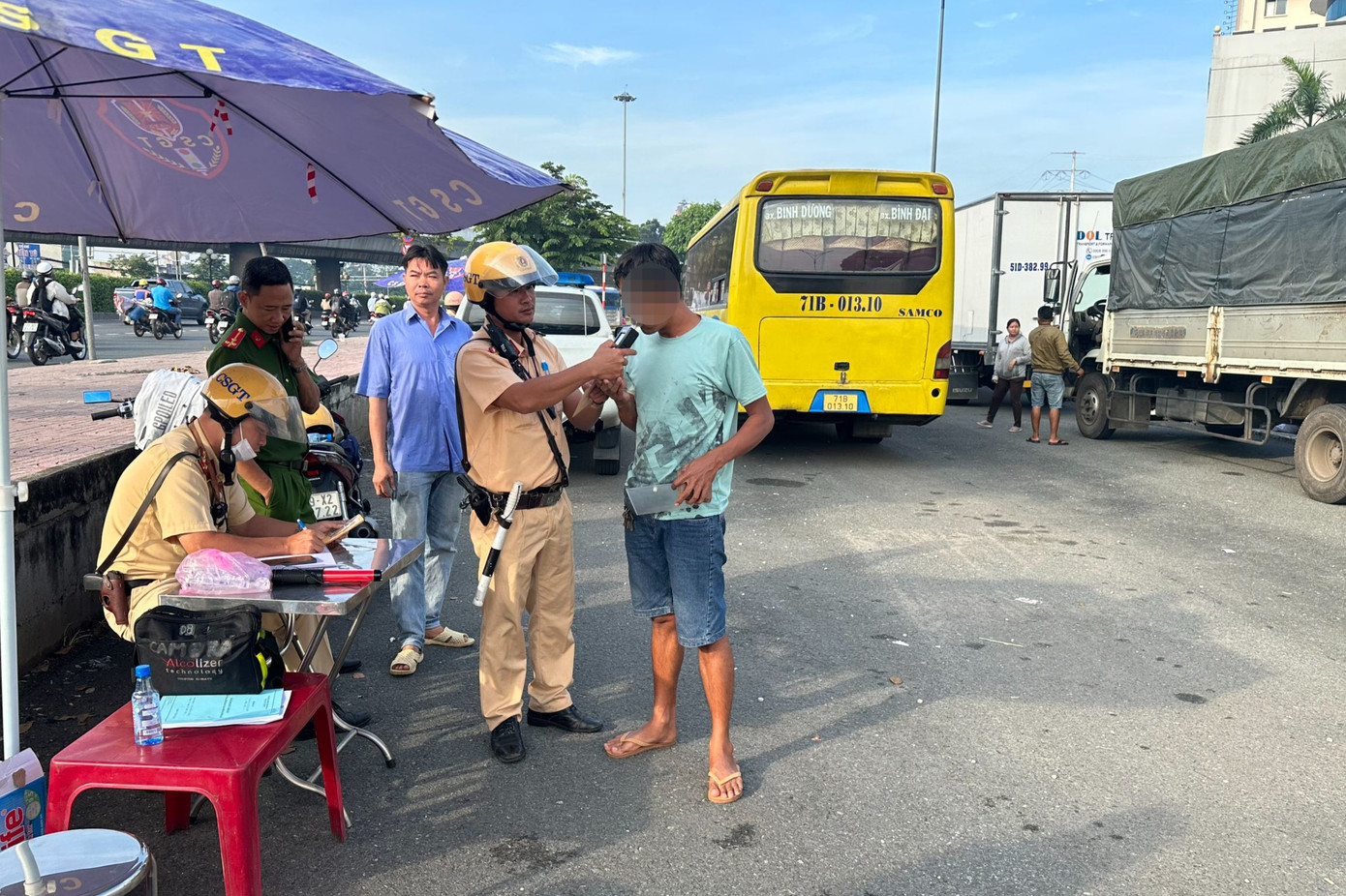 Tổ công tác kiểm tra nồng độ cồn một tài xế trên quốc lộ 1. Ảnh: Phòng PC08.