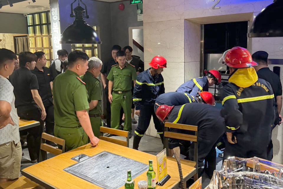 Lực lượng cứu hộ tiến hành các biện pháp kỹ thuật để đưa 9 người bị kẹt trong thang máy ra ngoài.