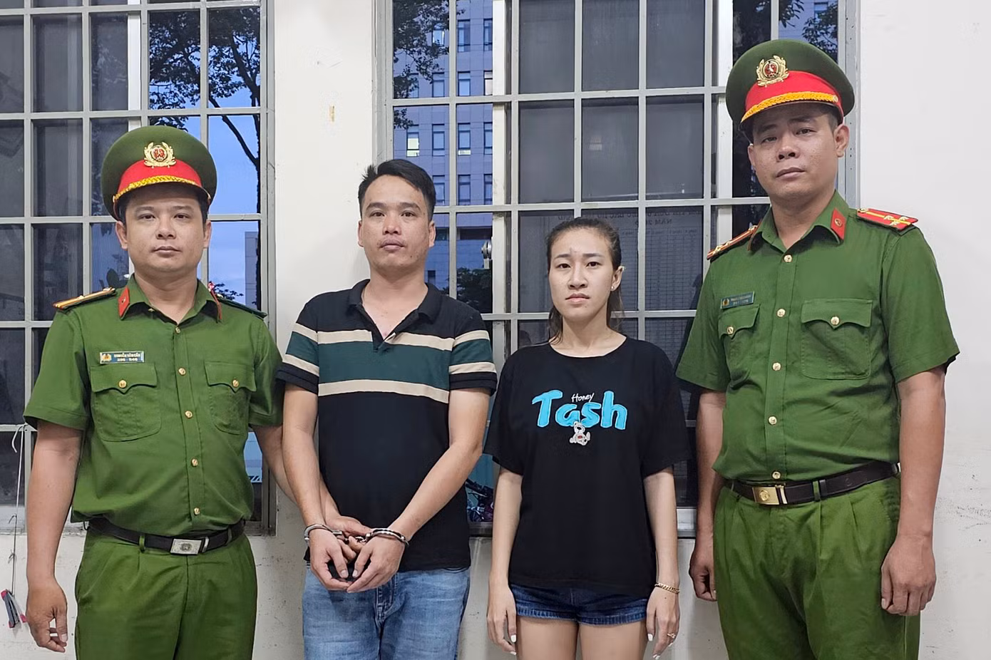 Nguyễn Thành Liêm và Hà Thụy Vân Anh tại cơ quan công an. Ảnh: Công an cung cấp. Nguyễn Thành Liêm và Hà Thụy Vân Anh tại cơ quan công an. Ảnh: Công an cung cấp.