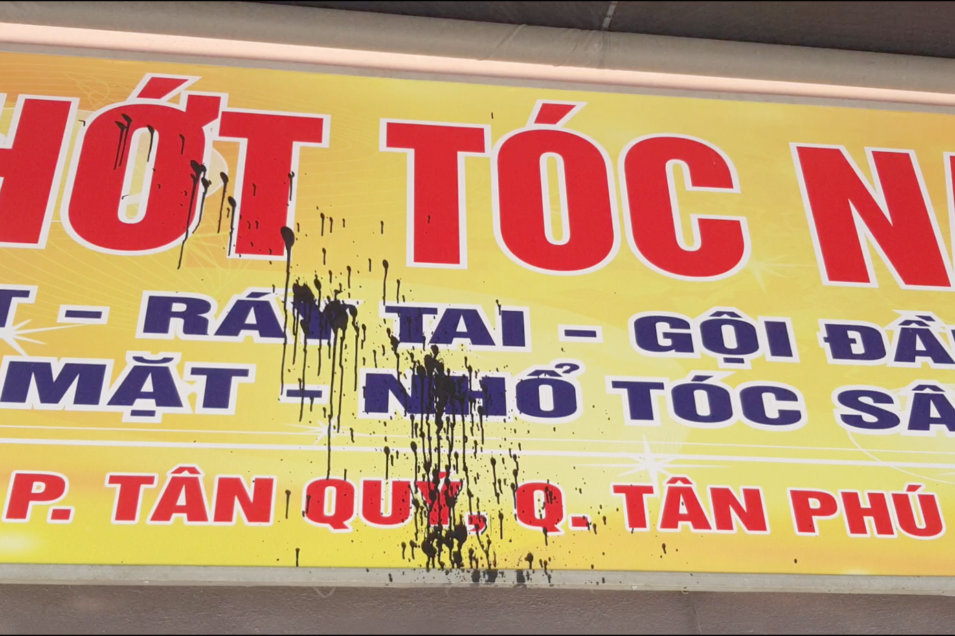 Vết sơn đen dính trên bảng hiệu. Ảnh: Hoàng Thuận. Vết sơn đen dính trên bảng hiệu. Ảnh: Hoàng Thuận.