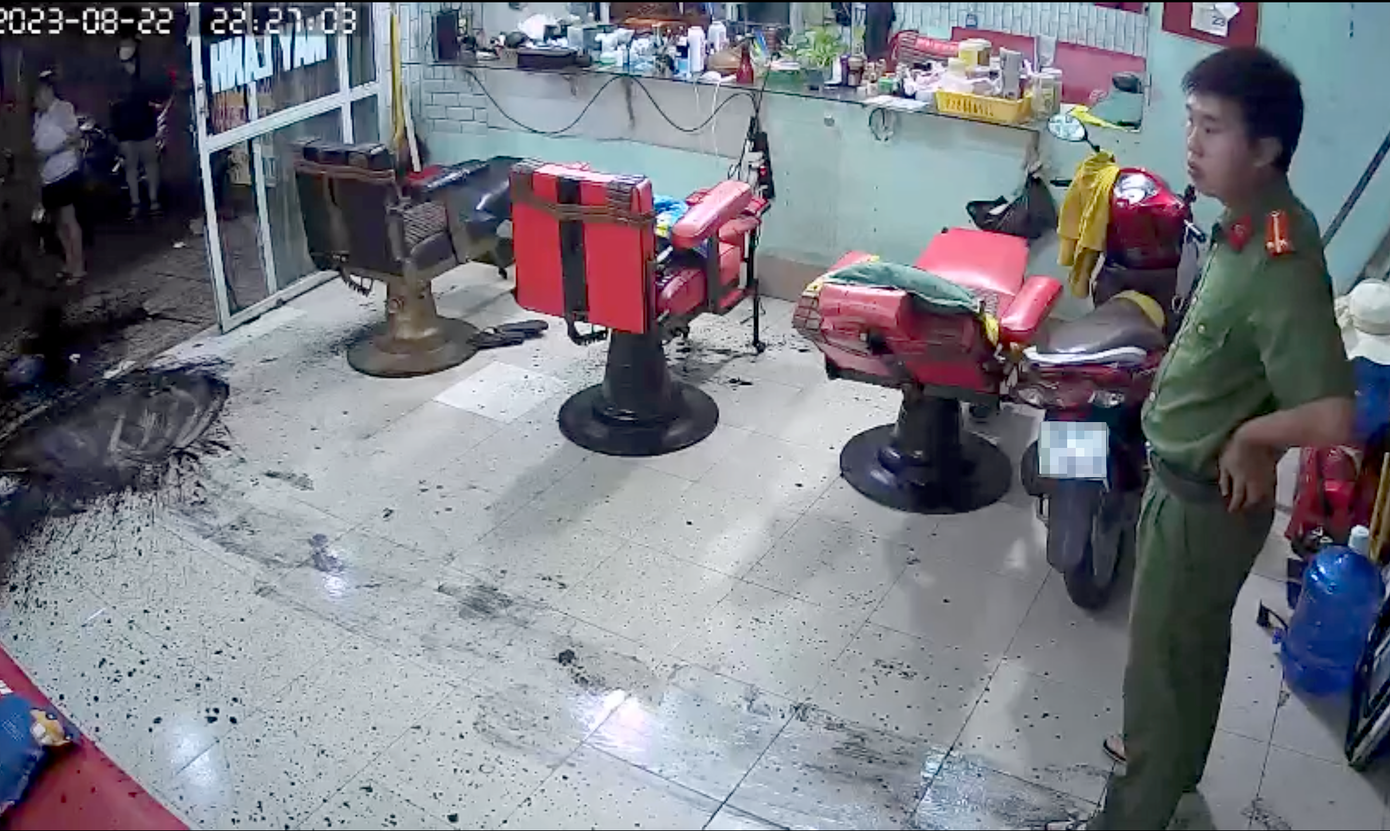 Vết sơn đen loang lỗ trên nền nhà. Ảnh cắt từ clip. Vết sơn đen loang lỗ trên nền nhà. Ảnh cắt từ clip.