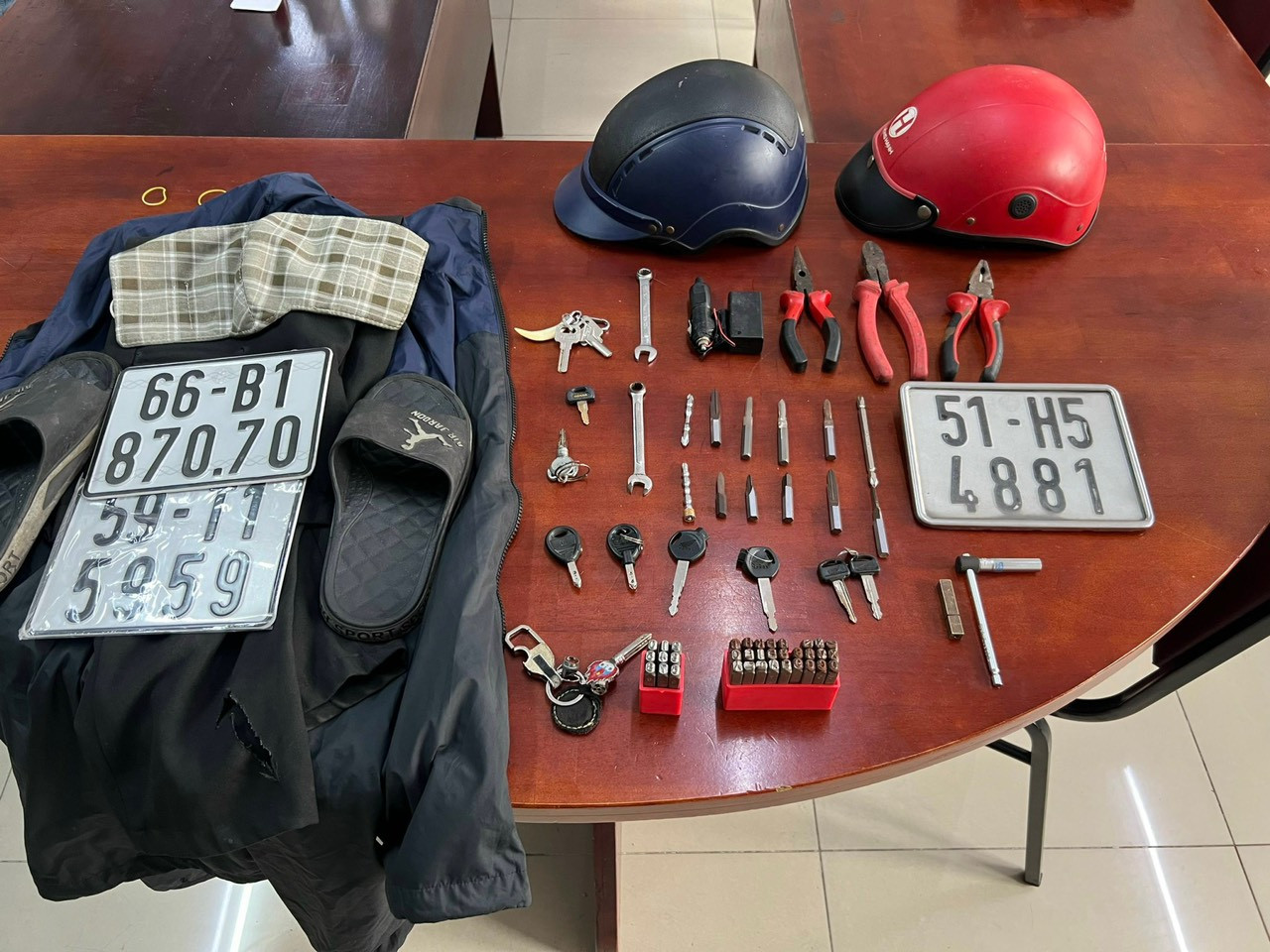 Các dụng cụ mà Cẩn và Thanh dùng để trộm xe máy. Ảnh: H.T.