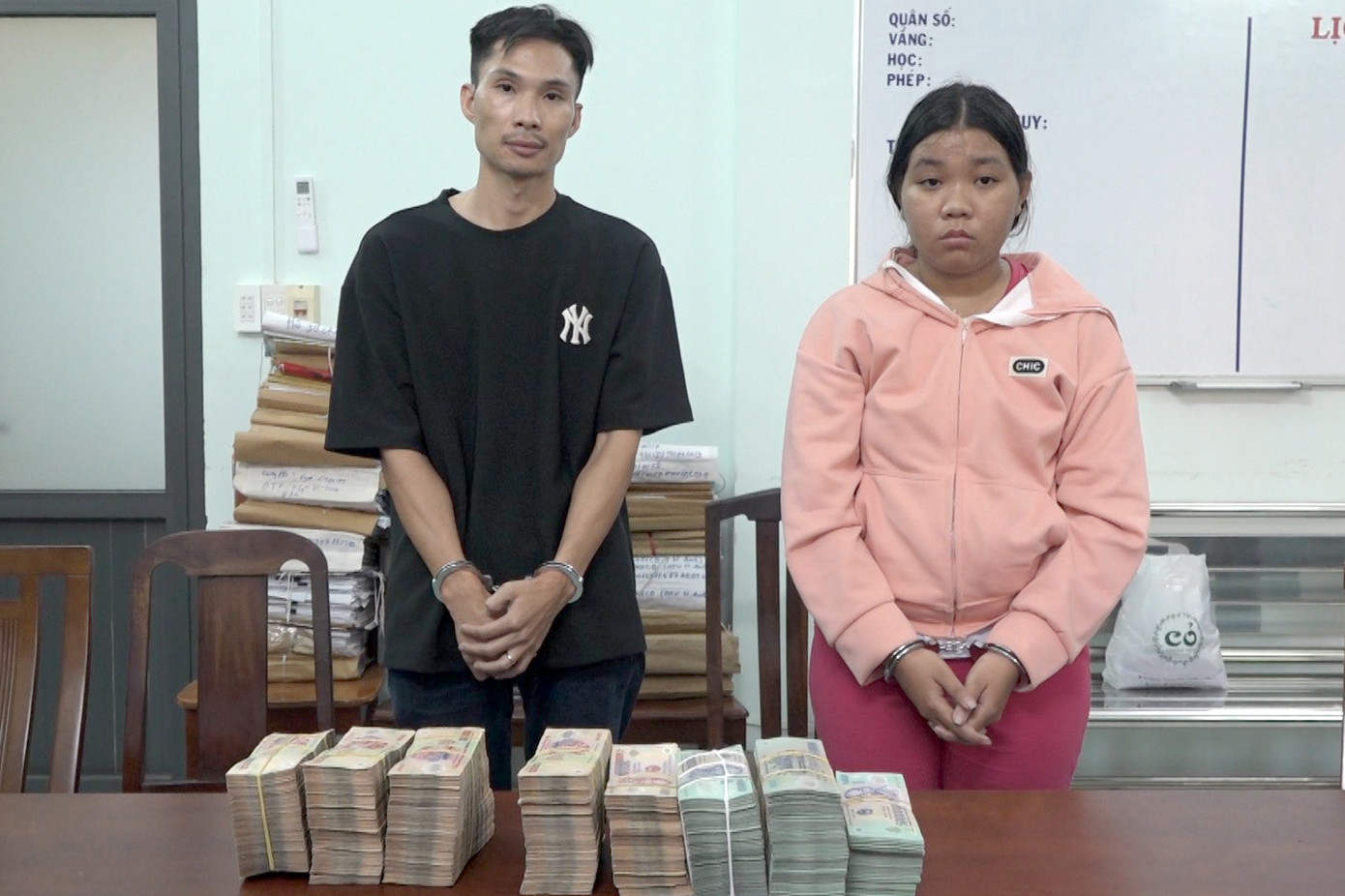 Đối tượng Mỹ (bên trái) và Tuyền cùng với tang vật. Ảnh: Công an cung cấp.