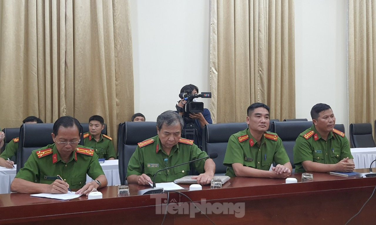 Đại diện các đơn vị nghiệp vụ Công an TPHCM tại buổi thông tin về vụ cướp ngân hàng. Ảnh: Hoàng Thuận. Đại diện các đơn vị nghiệp vụ Công an TPHCM tại buổi thông tin về vụ cướp ngân hàng. Ảnh: Hoàng Thuận.