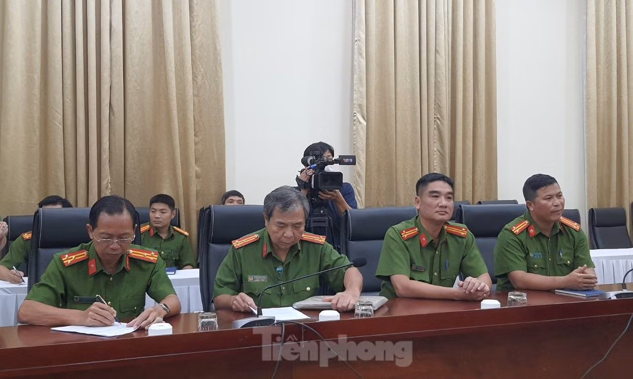Đại diện các đơn vị nghiệp vụ Công an TPHCM tại buổi thông tin về vụ cướp ngân hàng. Ảnh: Hoàng Thuận.