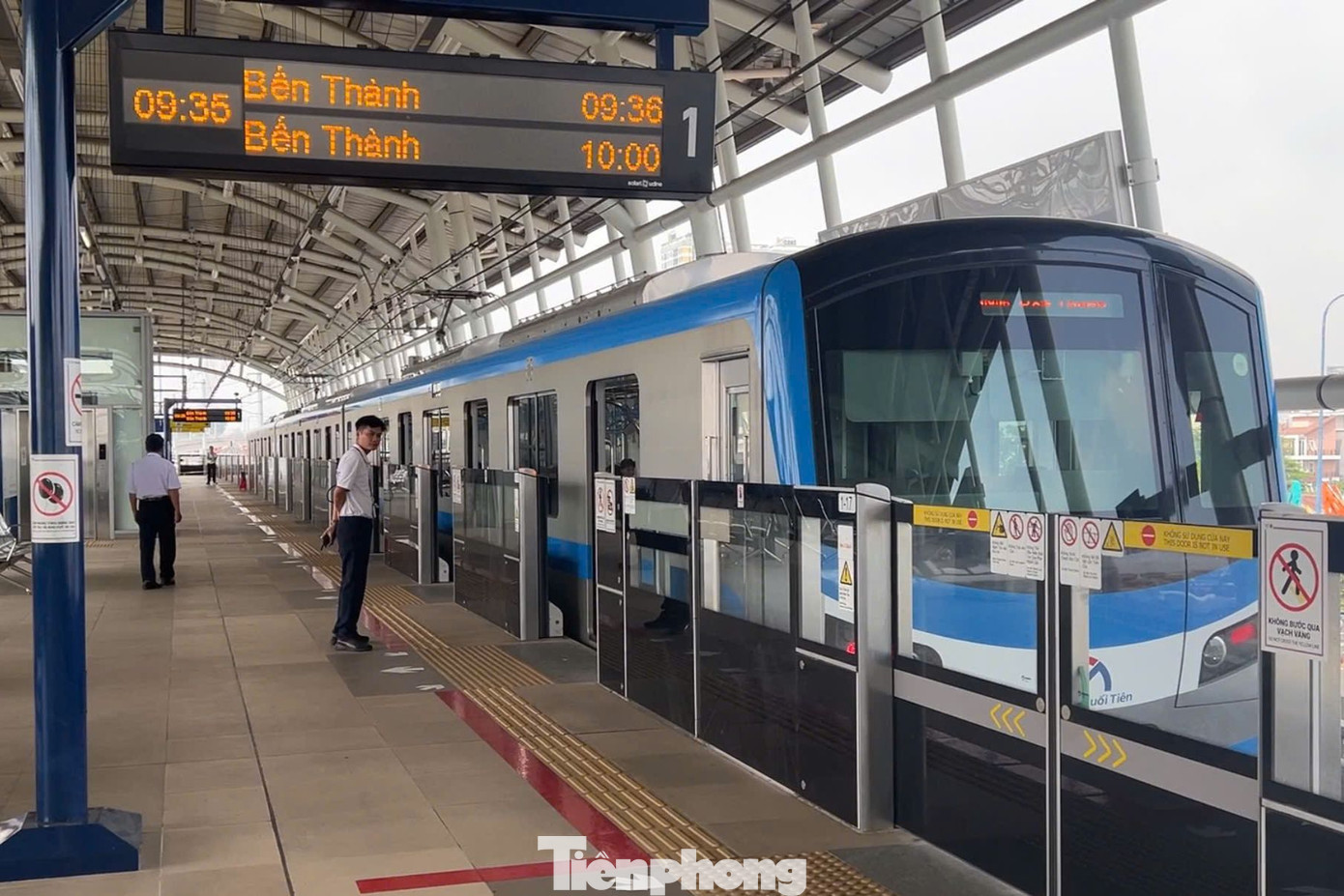 Người dân không được mang vũ khí, công cụ dụng cụ hỗ trợ khi đi metro. Ảnh: Hoàng Thuận. Người dân không được mang vũ khí, công cụ dụng cụ hỗ trợ khi đi metro. Ảnh: Hoàng Thuận.