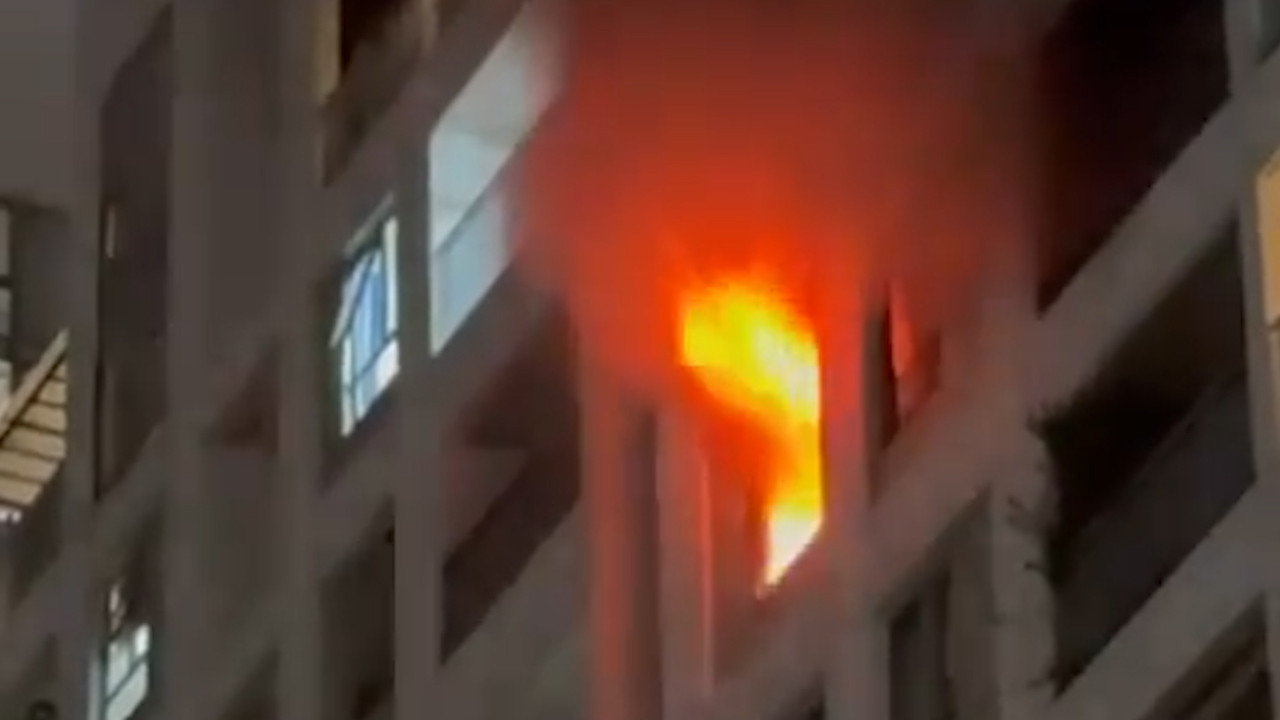 Ngọn lửa bao trùm căn hộ (Ảnh cắt từ clip). Ngọn lửa bao trùm căn hộ (Ảnh cắt từ clip).