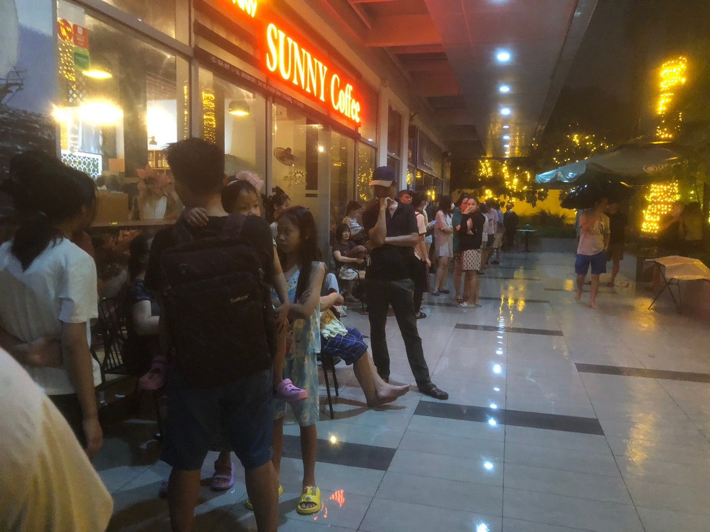 Người dân di chuyển xuống đất để đảm bảo an toàn. Người dân di chuyển xuống đất để đảm bảo an toàn.