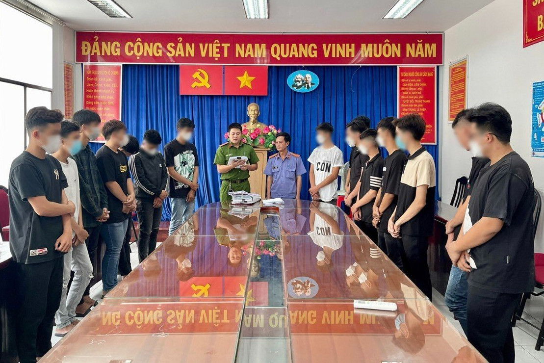 Nhóm thanh, thiếu niên tham gia chạy xe gây rối trật tự công cộng bị cấm đi khỏi nơi cư trú. Ảnh: Công an cung cấp. Nhóm thanh, thiếu niên tham gia chạy xe gây rối trật tự công cộng bị cấm đi khỏi nơi cư trú. Ảnh: Công an cung cấp.