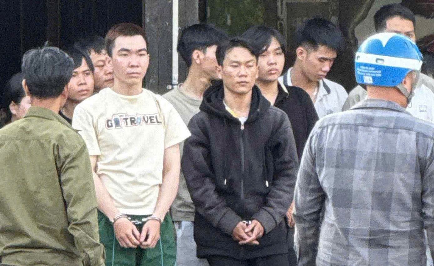 Hai nghi phạm được đưa trở lại quán nhậu để thực nghiệm hiện trường. Ảnh: C.A. Hai nghi phạm được đưa trở lại quán nhậu để thực nghiệm hiện trường. Ảnh: C.A.