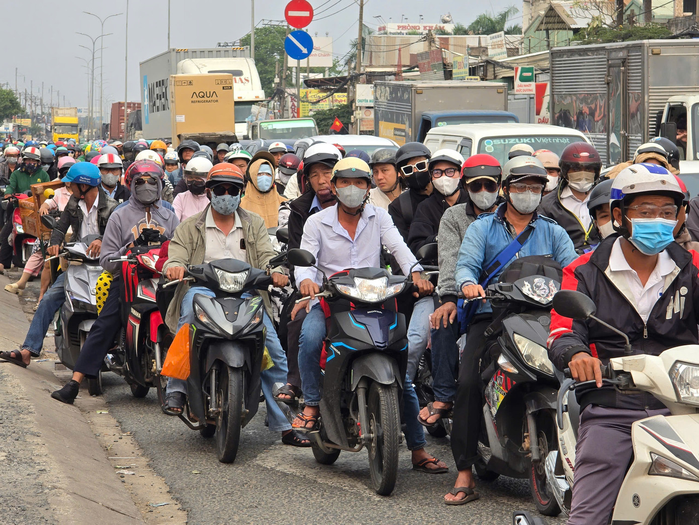 Các phương tiện gia tăng trên quốc lộ trong những ngày cận Tết. Ảnh: H.T.