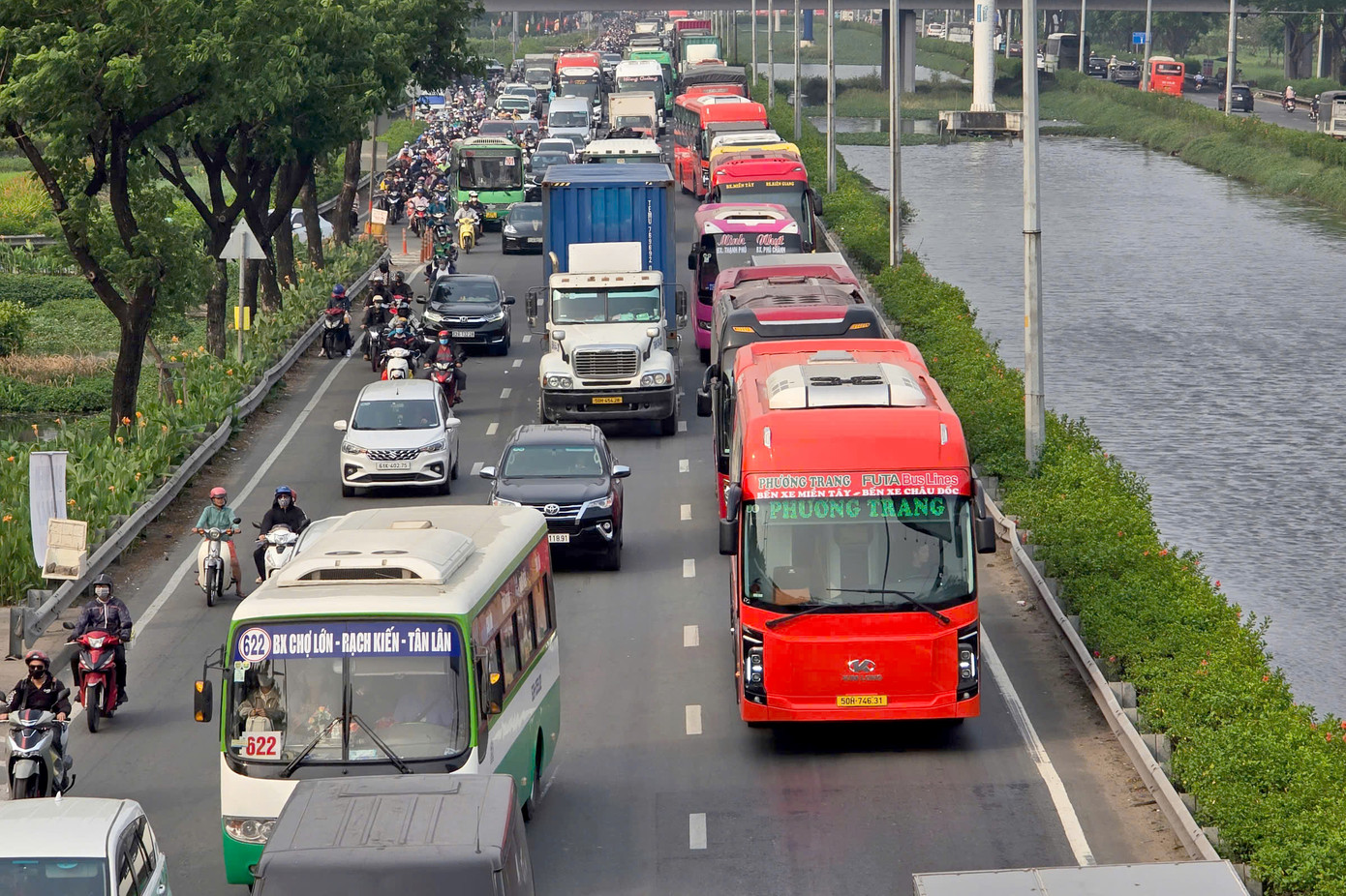 Tình hình giao thông trên quốc lộ 1, đoạn qua huyện Bình Chánh vào chiều 25 Tết. Ảnh: H.T.