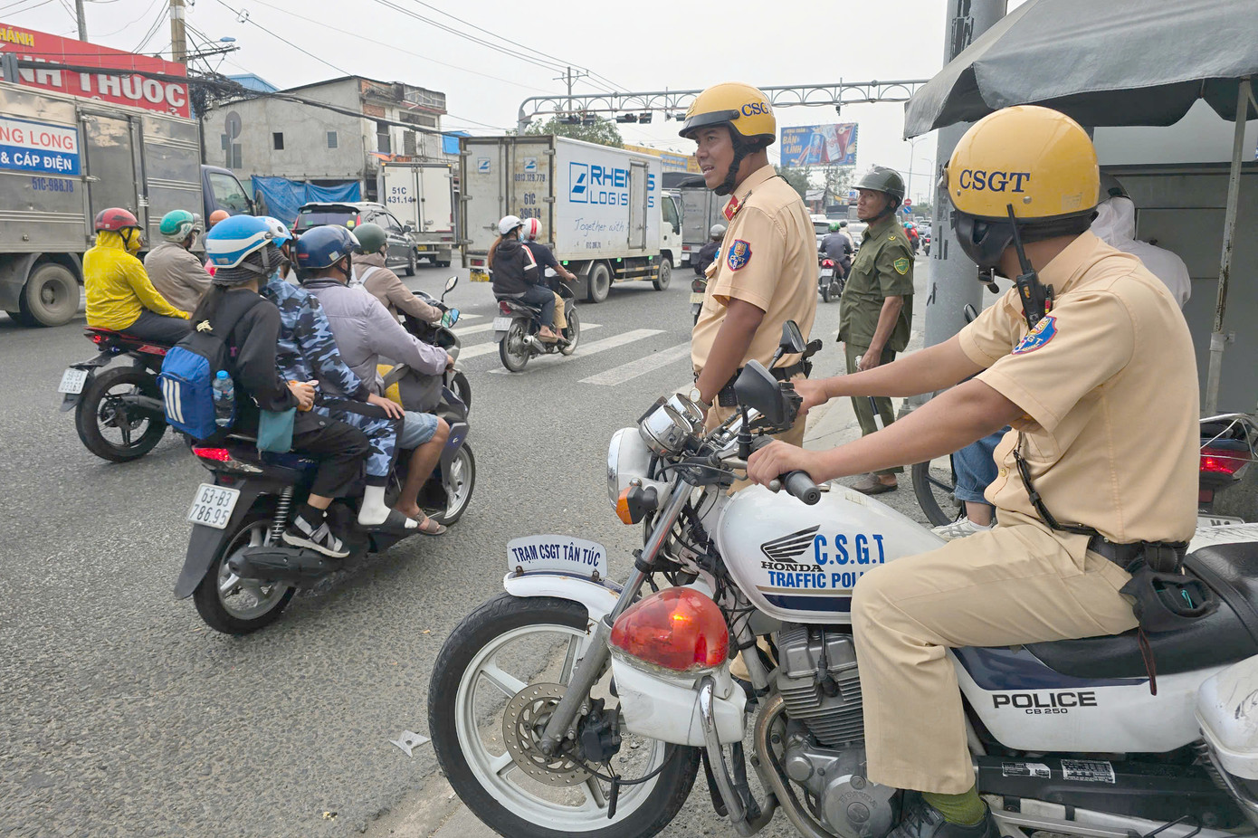 Tại các giao lộ trọng điểm luôn có lực lượng CSGT điều tiết, phân luồng. Ảnh: H.T.
