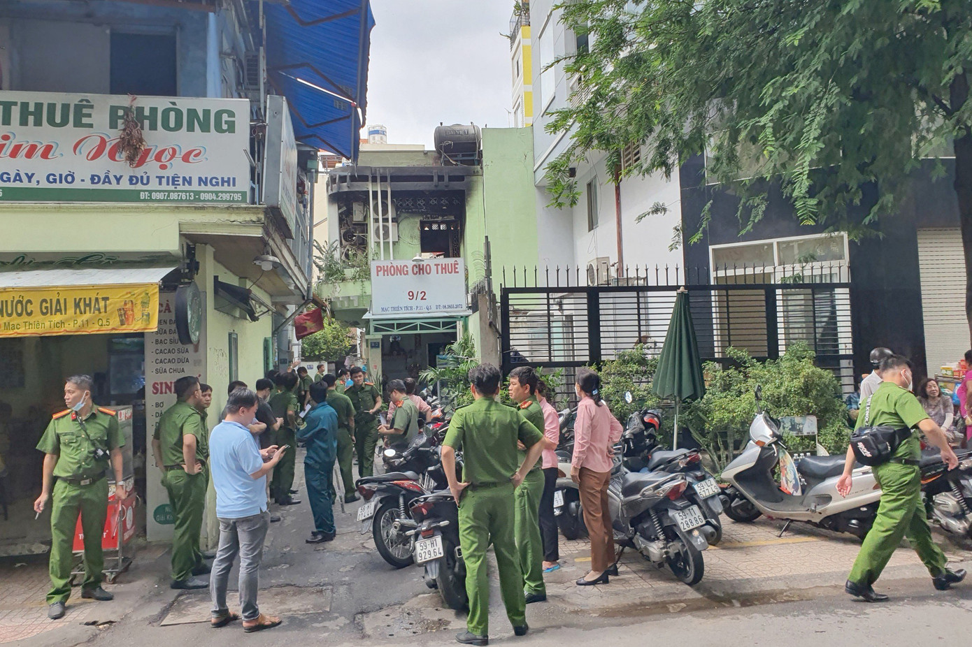 Công an có mặt khám nghiệm hiện trường. Ảnh: H.T. Công an có mặt khám nghiệm hiện trường. Ảnh: H.T.