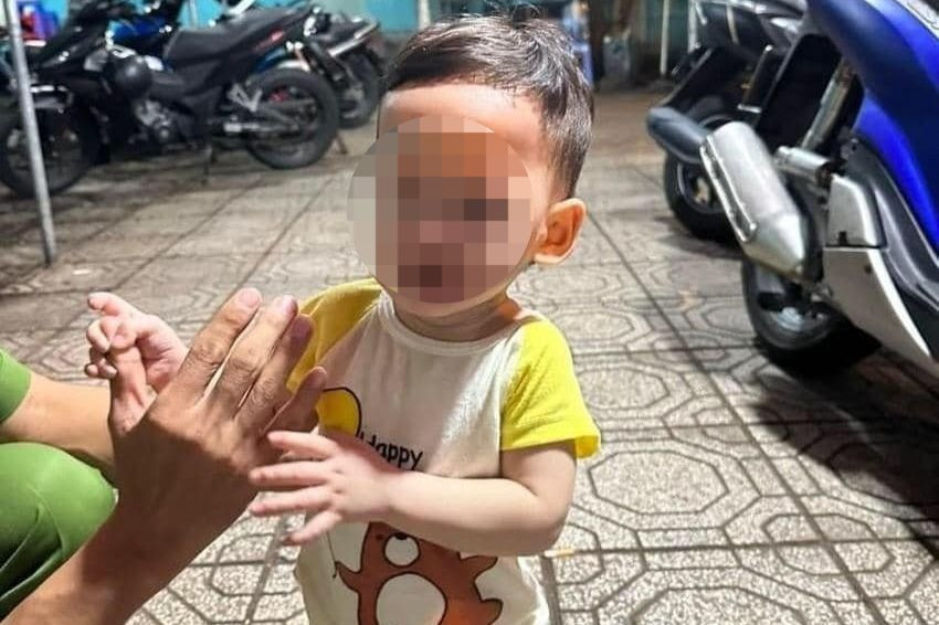 Bé trai đang được chăm sóc tại UBND phường Bình Trị Đông, quận Bình Tân. Bé trai đang được chăm sóc tại UBND phường Bình Trị Đông, quận Bình Tân.