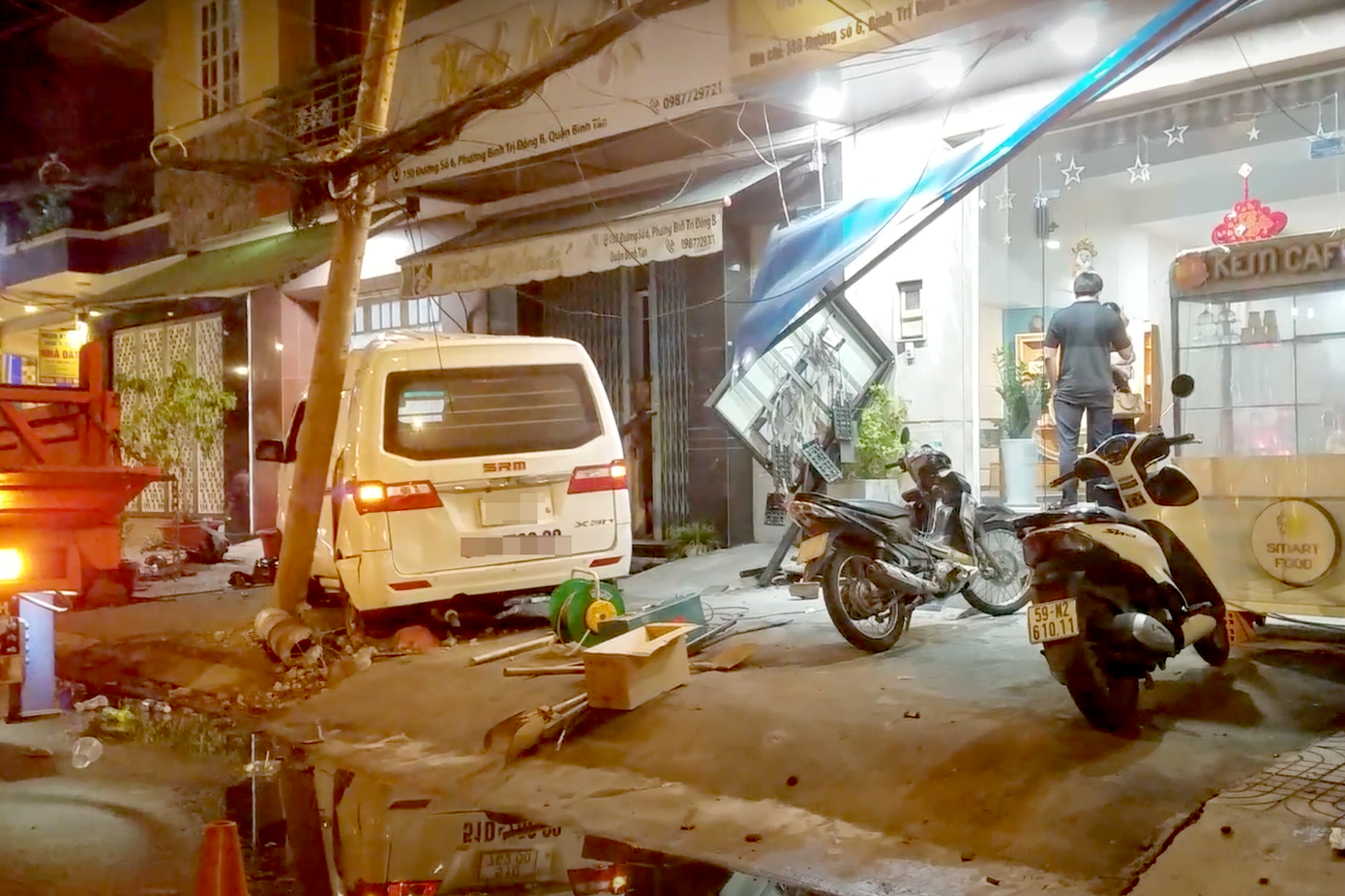 Trụ điện bị xe tải húc gãy.