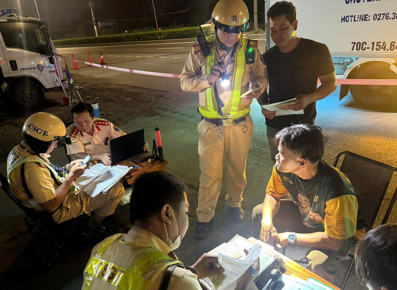 Lực lượng CSGT lập biên bản các tài xế ô tô chạy quá tốc độ. Ảnh: PC08